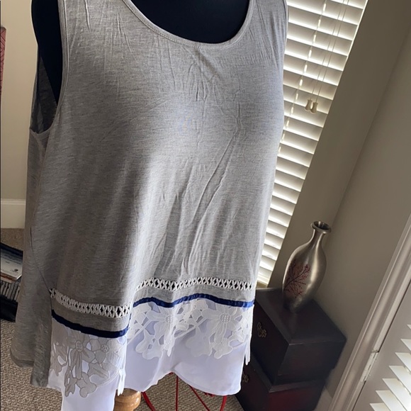 The wonderful top for lunch, just add jeans and out the door! - Picture 2 of 5